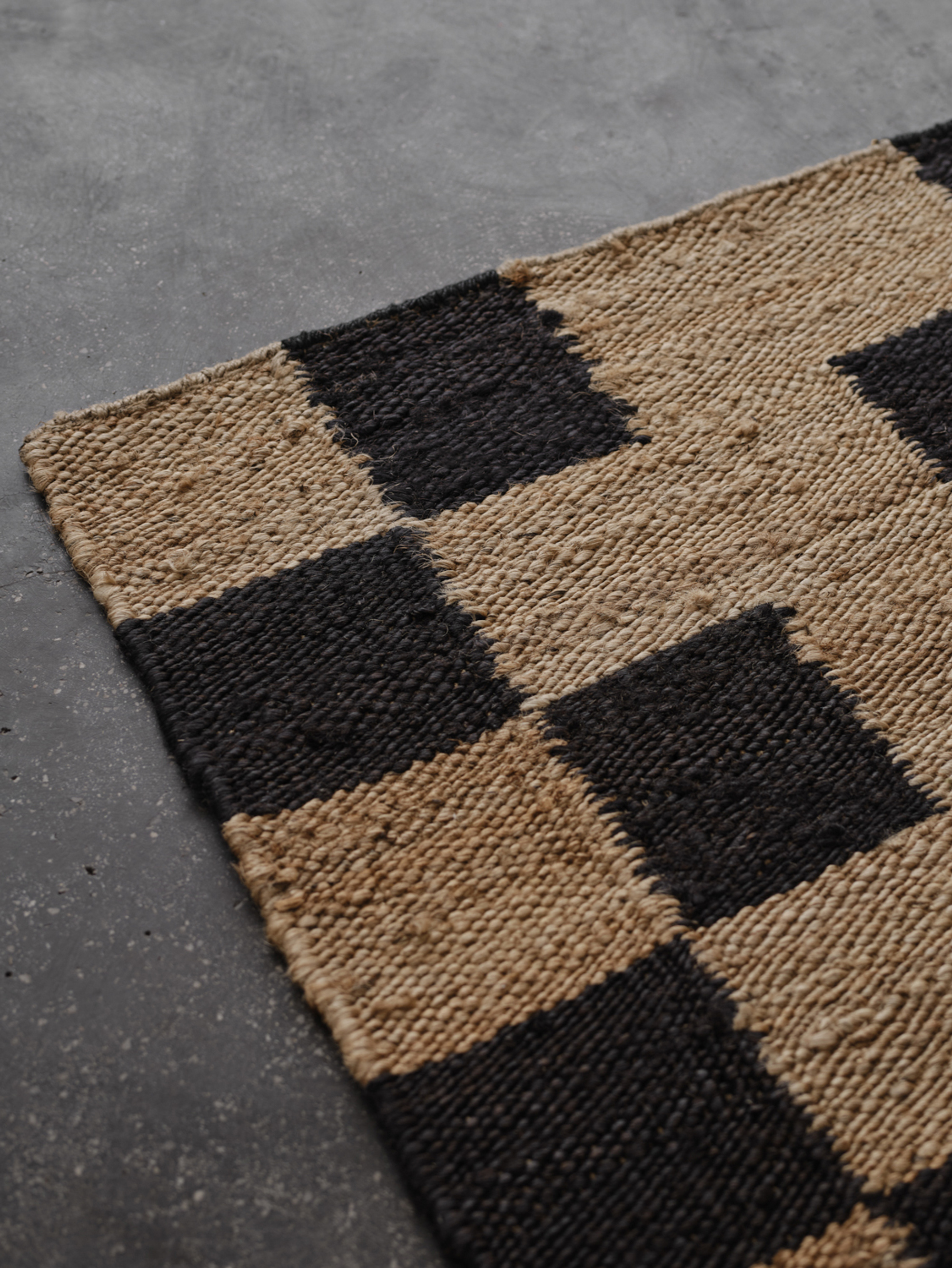 44279 12ec290e08 Jute Border Black 1200 03 Portrait