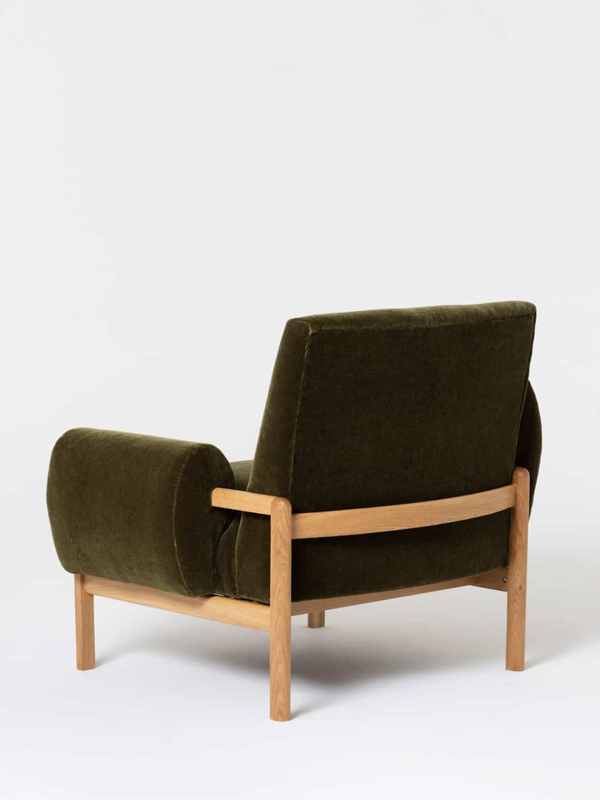 46972 23b74fa895 Scp Bruno Armchair Velvetmoss Back1 Portrait