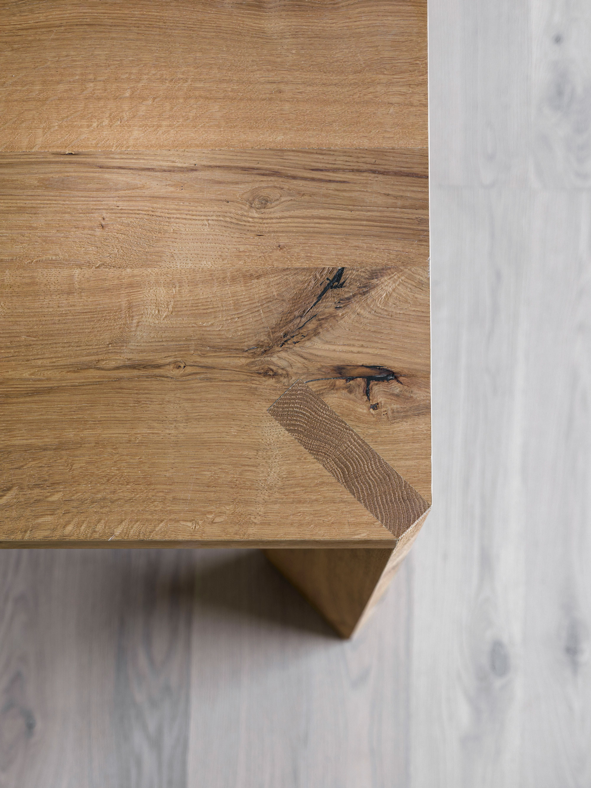 47159 C4d6b564dc Miniforms Manero Dining Table Detail Portrait