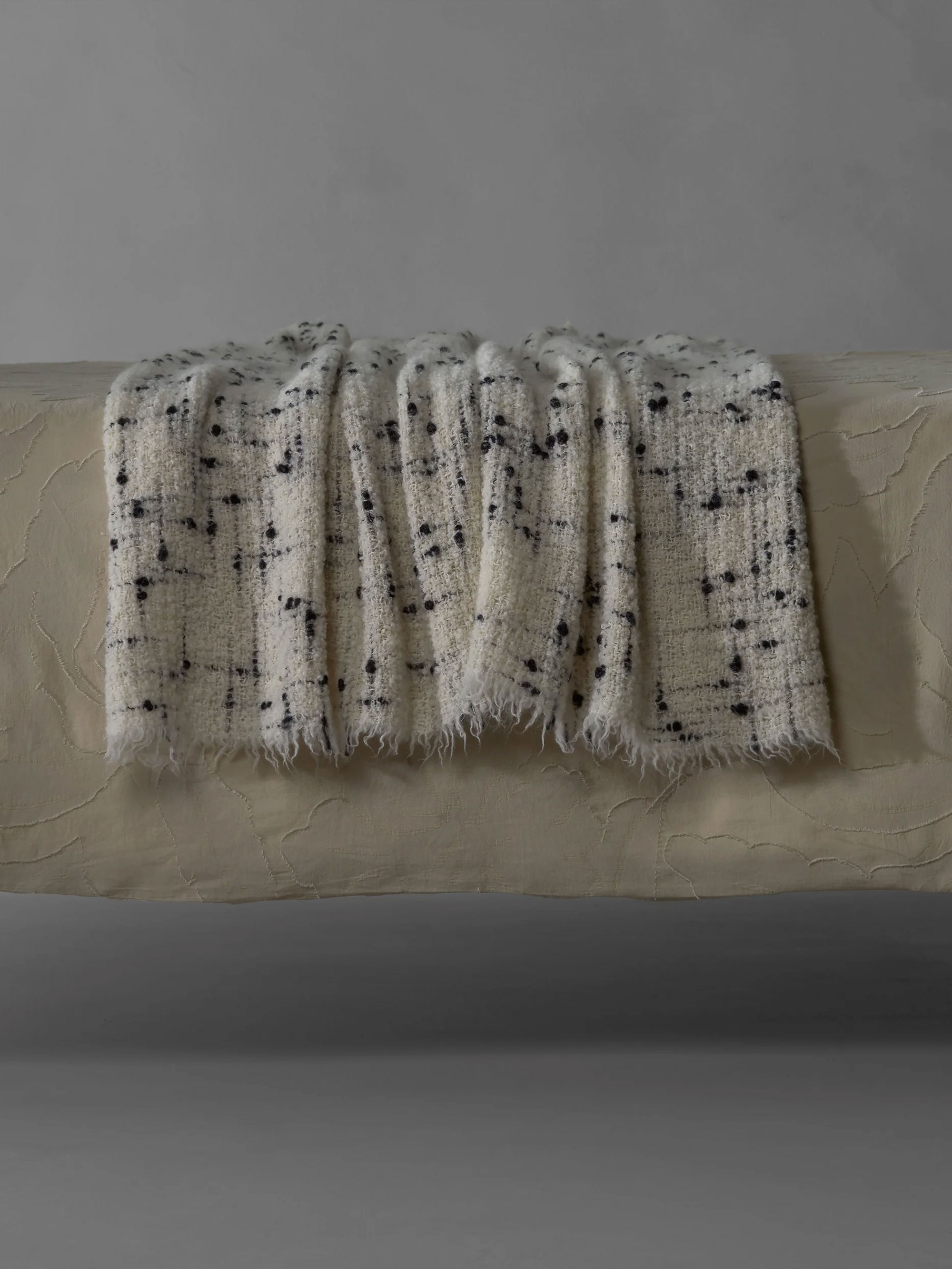 55431 1879070288 Society Peg Throw Bianco 2 Portrait