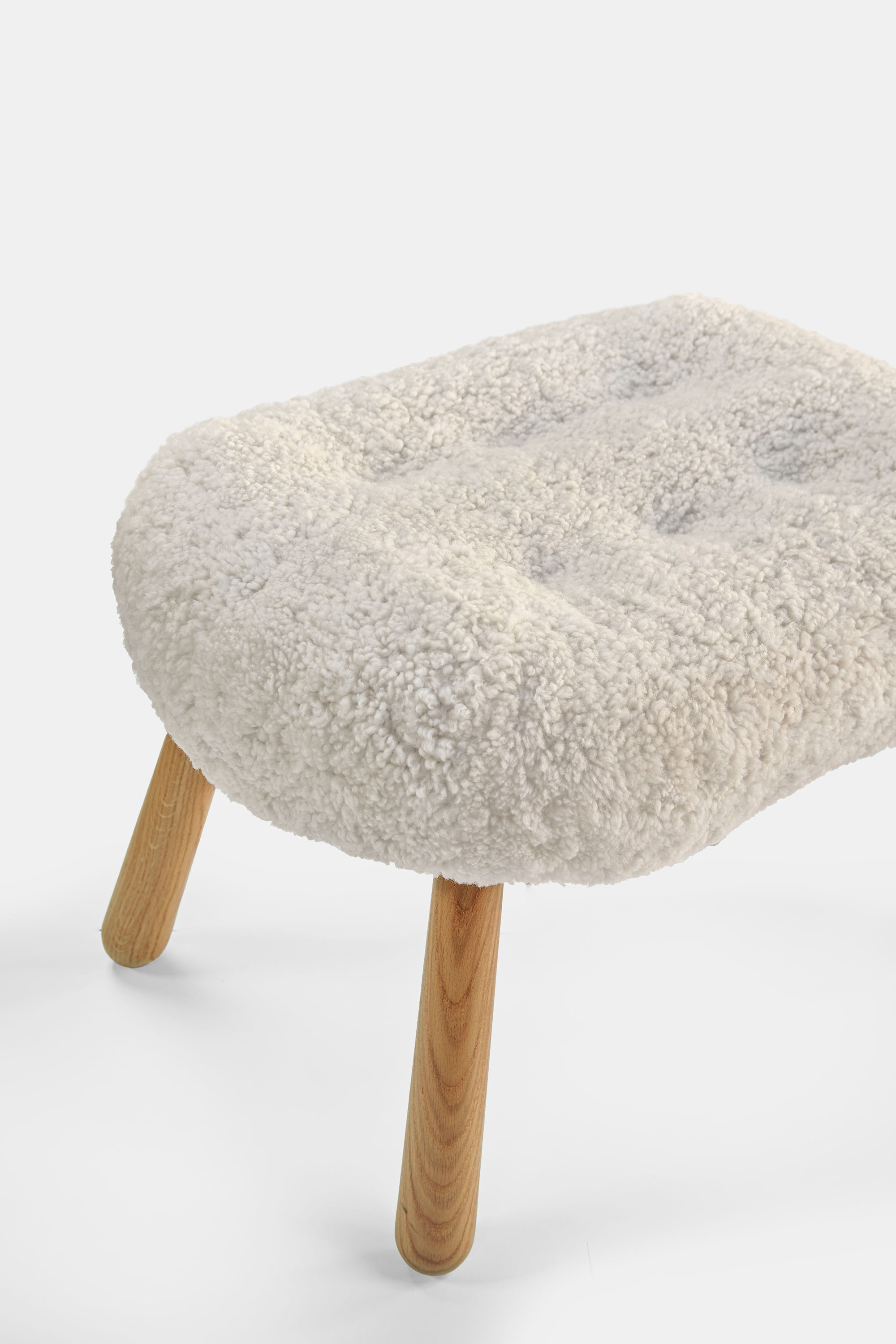 56039 D171f1b00e Dagmar Clam Stool Sheepskin Moonlight Oiled Oak 1 Portrait