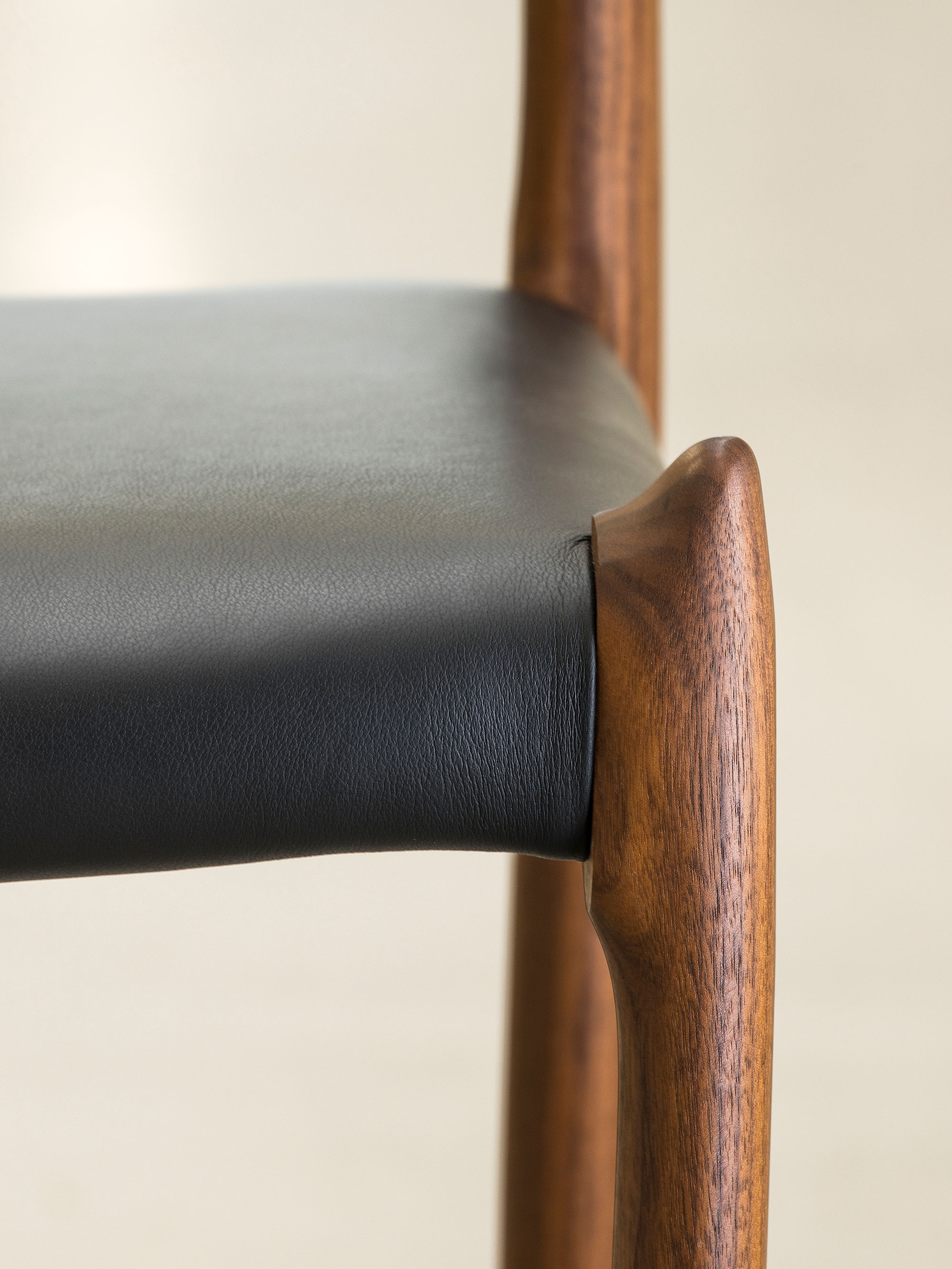 56430 764a253318 Moller Chair 78 Walnut Black Leather Close Up Leg Portrait