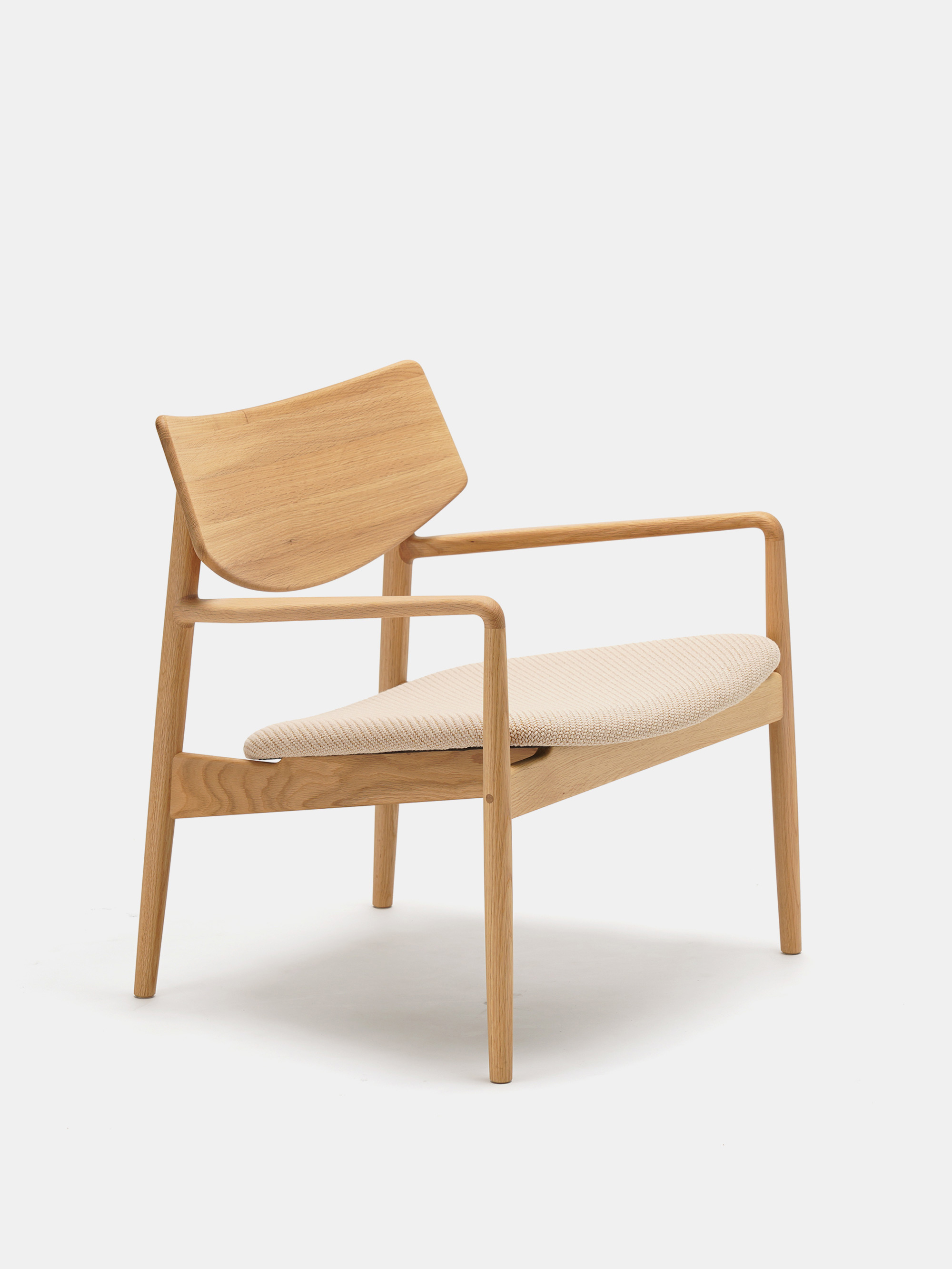 56891 3c7c629047 A Lc01 Lounge Chair Pure Oak Coda 2 Side Portrait