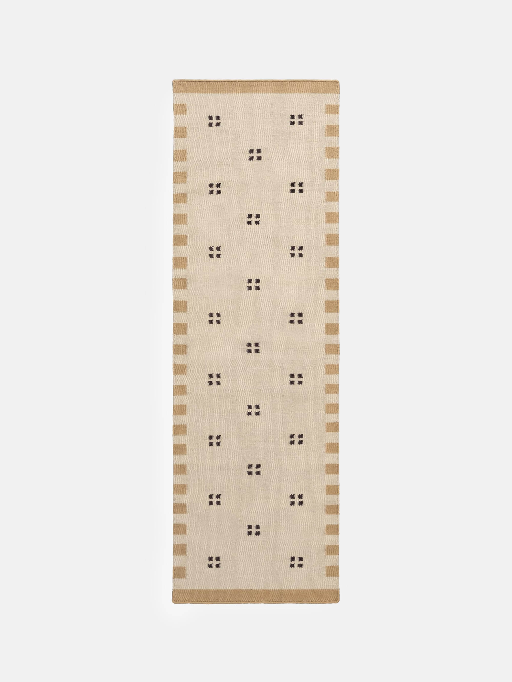 57872 80747fbed3 Pierce Beige Orange Runner Portrait