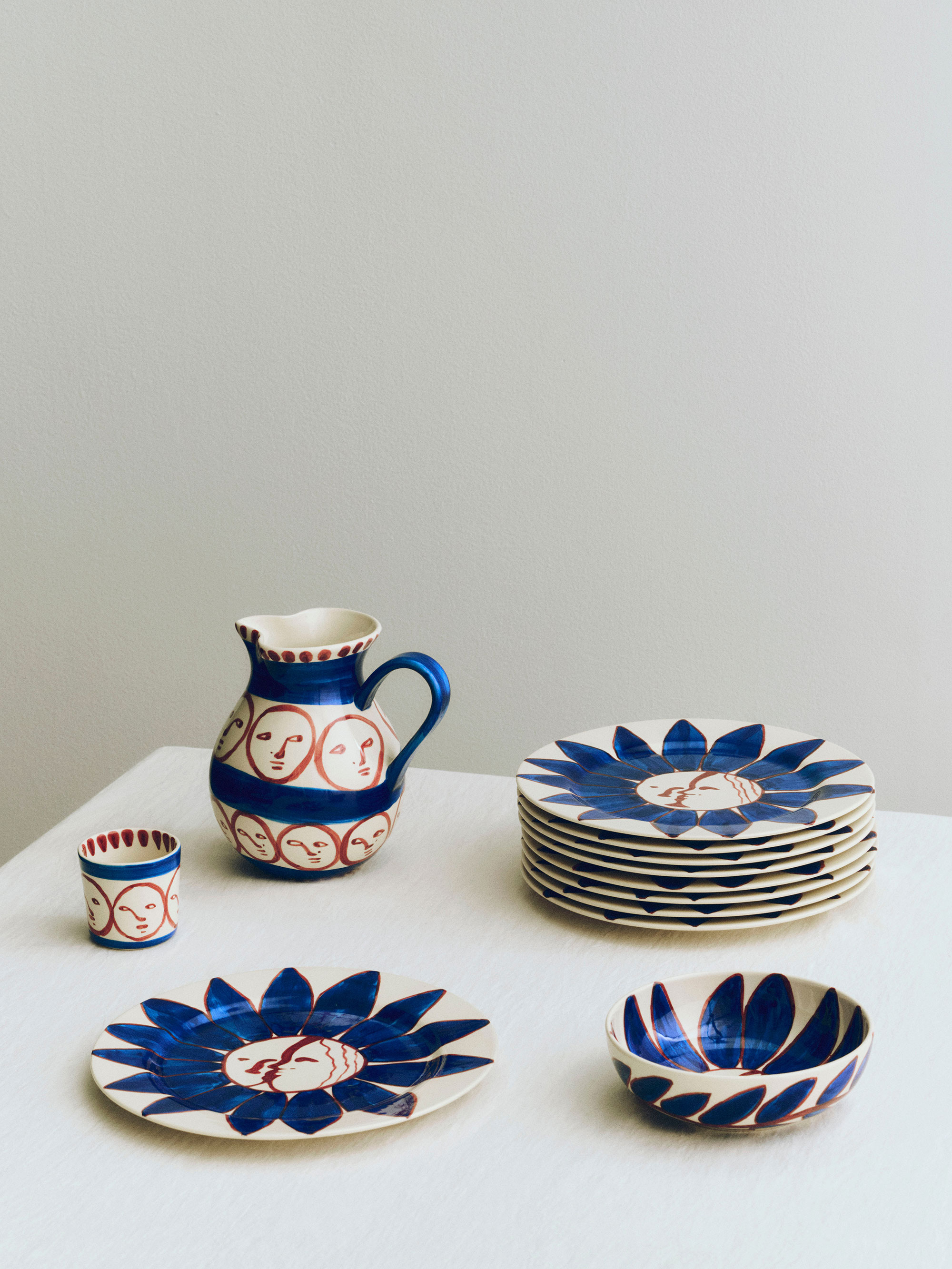 58595 64b179b44e La Pittura Bowl Deep Blue Flower La Pittura Plate Deep Blue Flower La Pittura Cup La Faccia La Pittura Jug La Faccia 02 Portrait