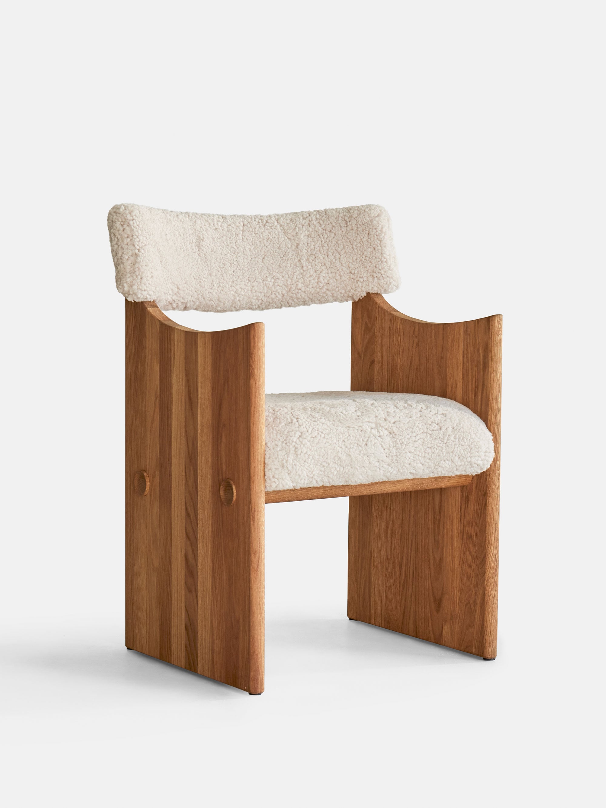 59717 5def800b80 Axel Chair Portrait