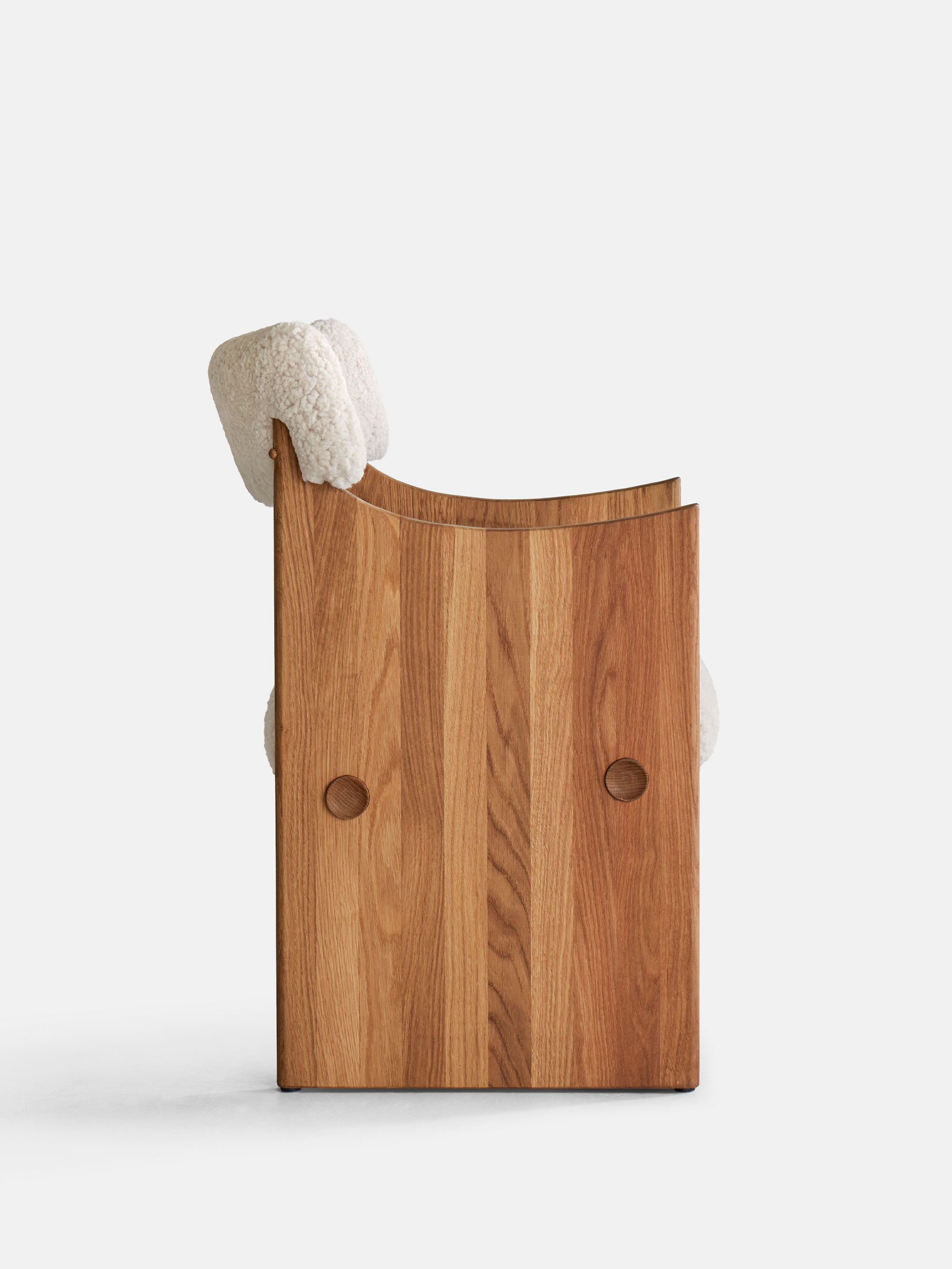 59717 E629b45284 Axel Chair 3 Portrait