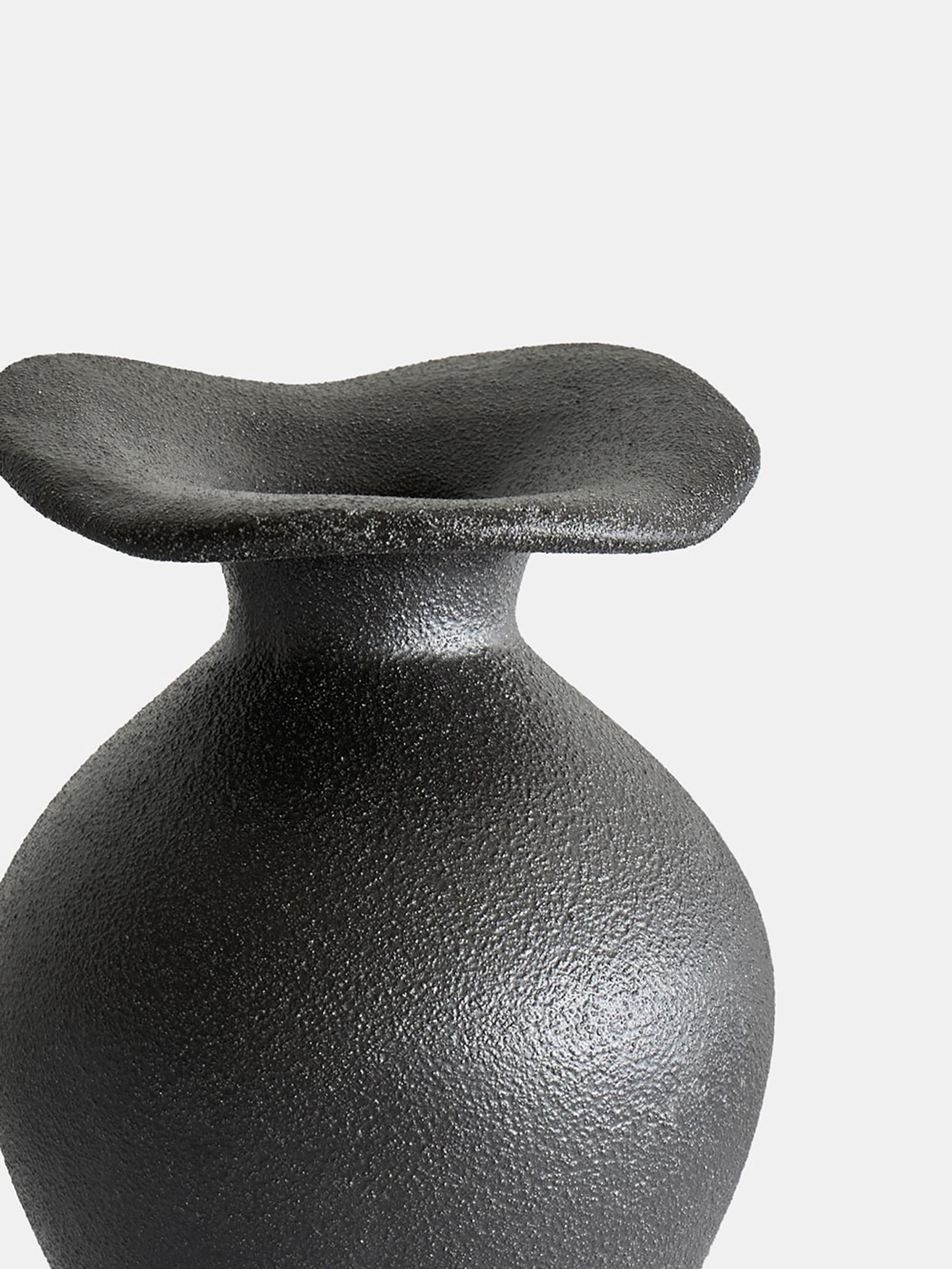 60193 C13f717b46 Florentina Vase Xs Black 1 Portrait