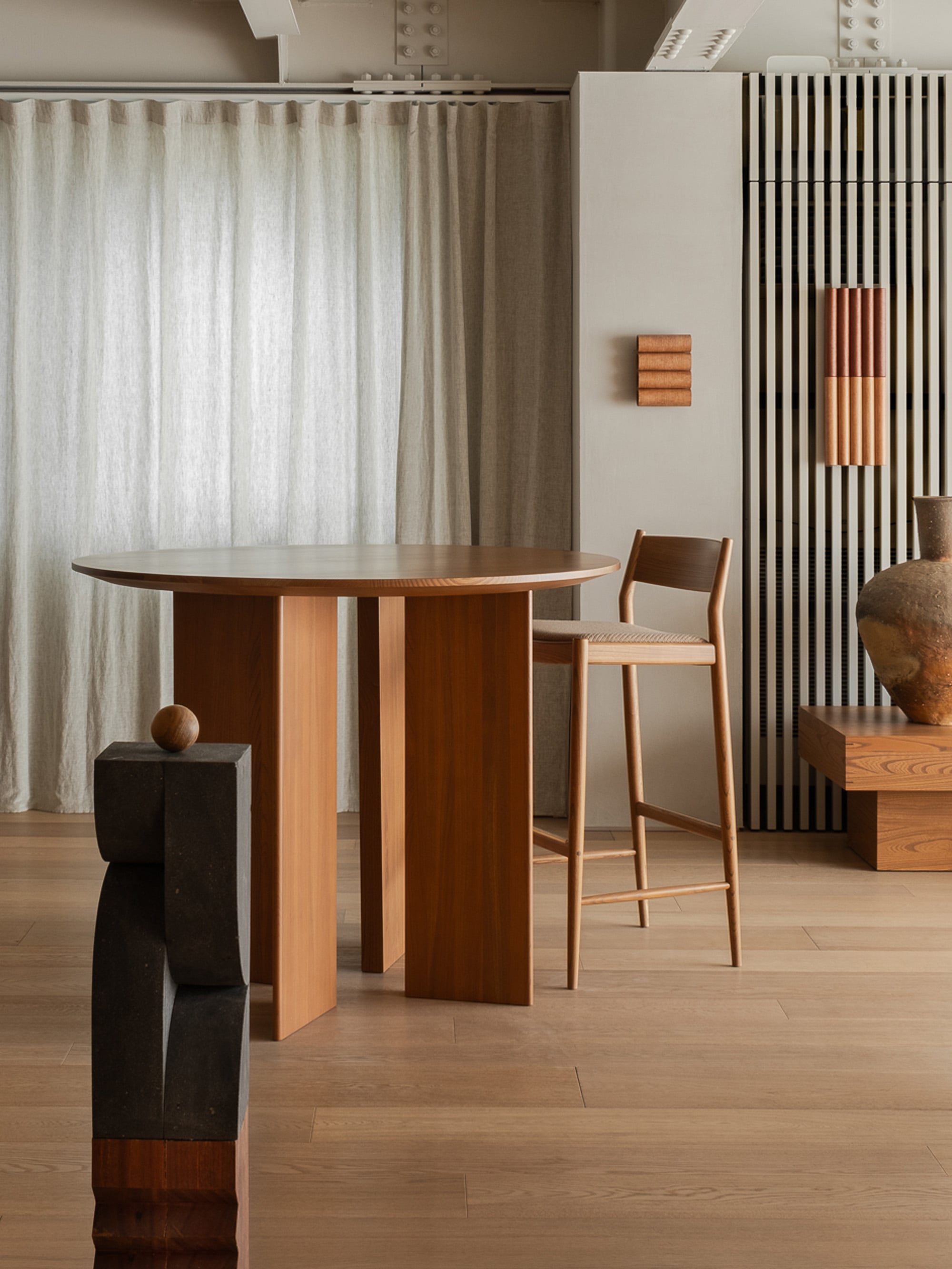 61939 Ed0ba77172 A Ht01 Dining Table In Situ Portrait
