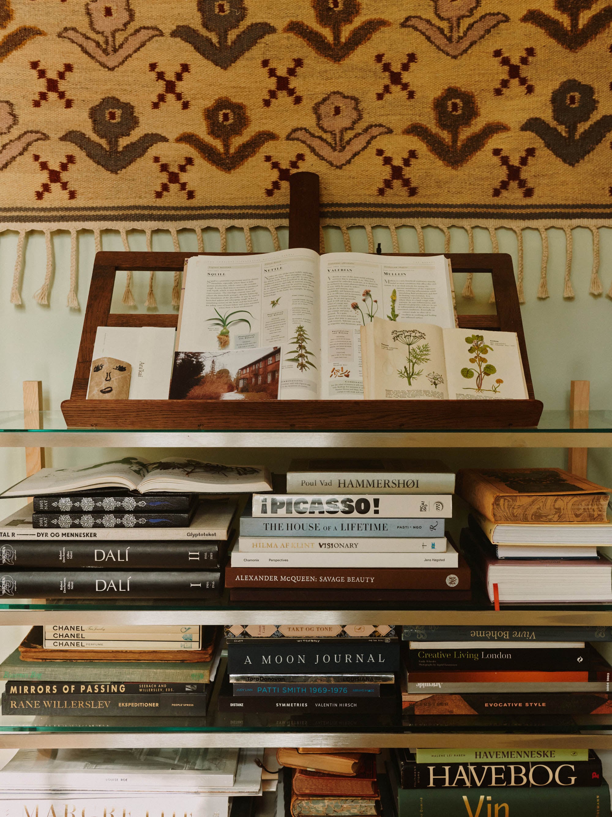61978 Dee511c039 Porcelain Tapestry No07 130 X 135 Cm In Situ Detail Portrait